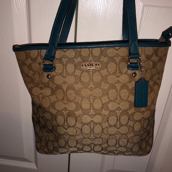 Coach Handbags - NWOT Coach Outline Signature Zip Top Tote Shoulder Bag in Brown